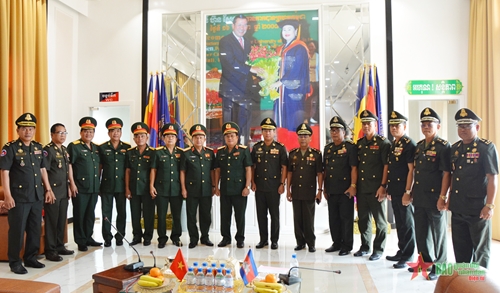Bộ tư lệnh Quân khu 9 thăm, làm việc tại Vương quốc Campuchia